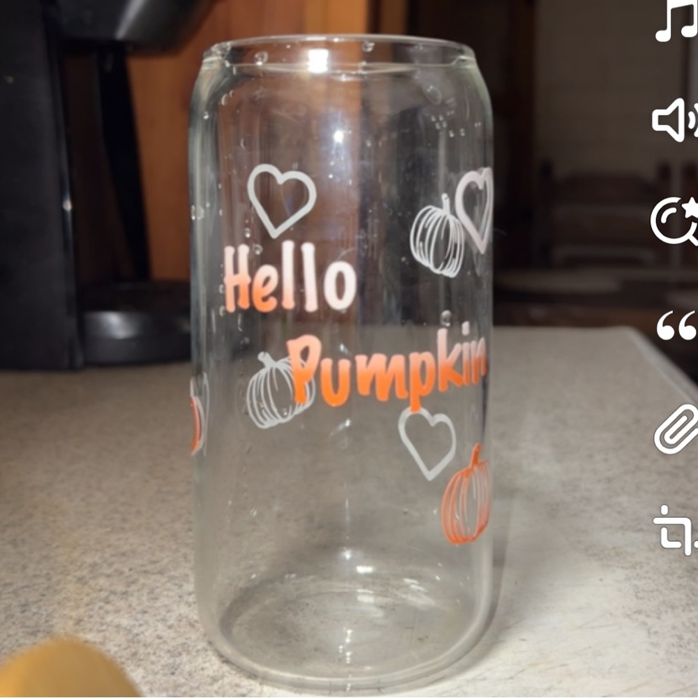 “Hello Pumpkin” Fall cups.Color changing Font! White —->Orange with cold drinks.